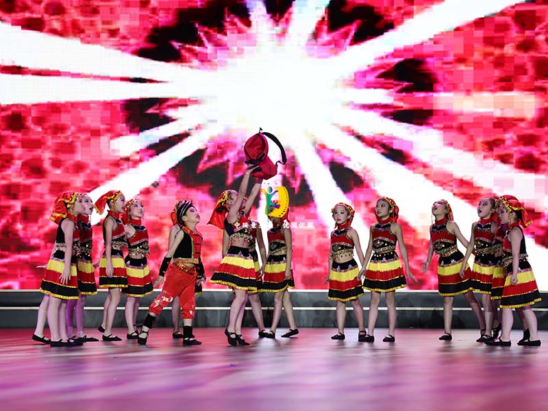 成都代表团在人民大会堂舞台上表演的舞蹈《曲木妞妞的礼物》下面是部分花絮