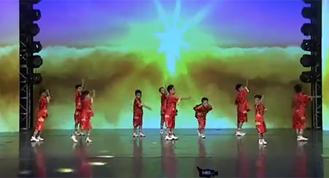 优龍优鳯小演员们表演的才艺节目《龙的传人》下面是部分精彩展示